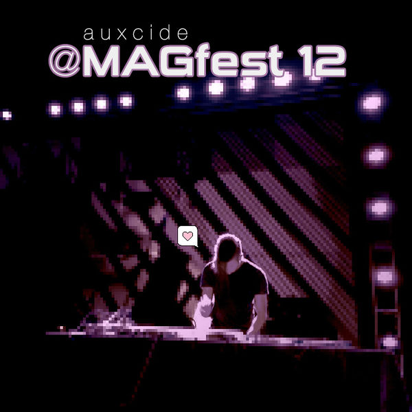 Файл:Auxcide - LIVE @MAGfest 12.jpg